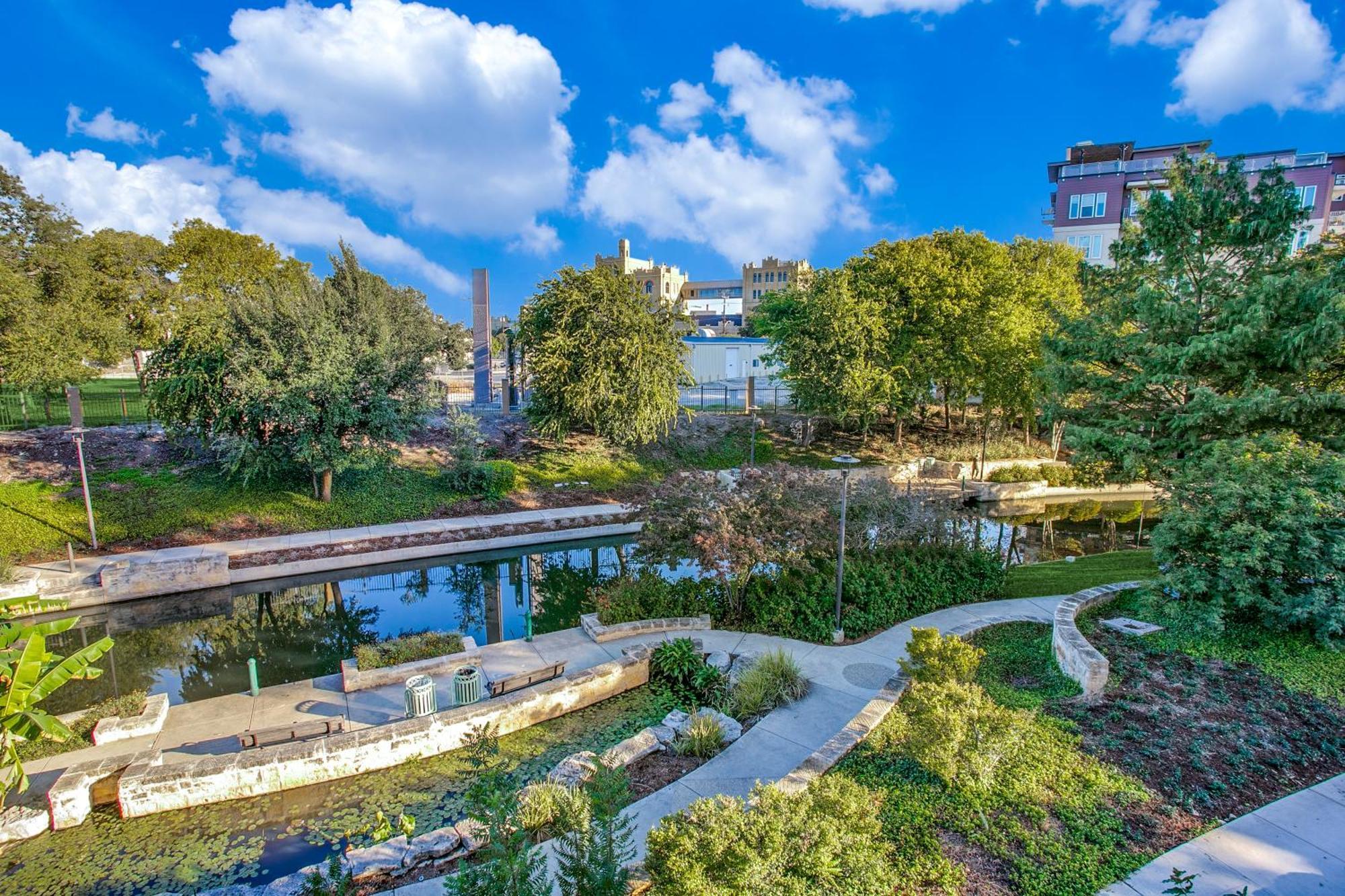 Lush Downtown Condo On Riverwalk W King Ste, Free Parking, Pet Friendly, Centrally Located On Riverwalk San Antonio Exterior foto